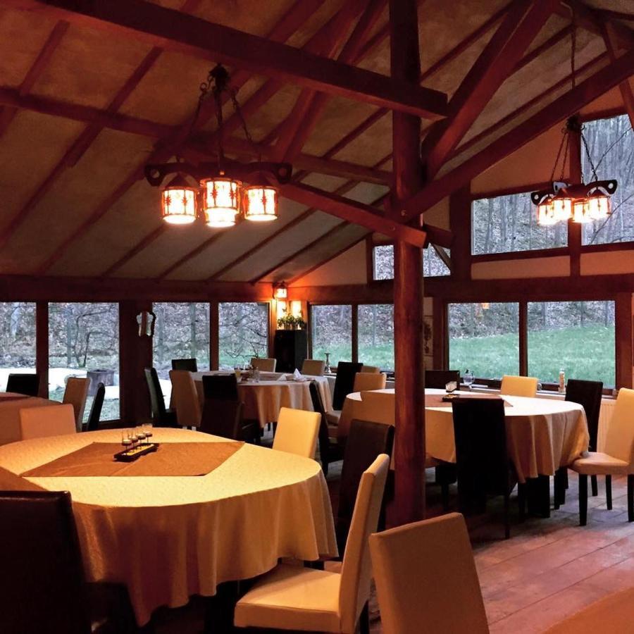 雷希察House In The Woods住宿加早餐旅馆 外观 照片